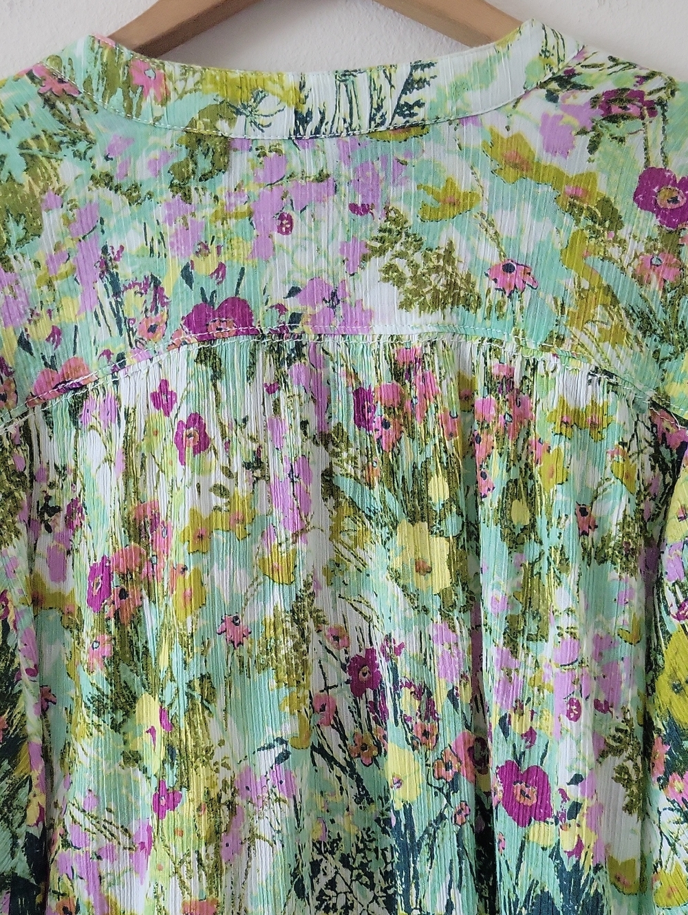 [anthro] Pilcro Green Floral Crinkle Button Down Blouse Size Medium - Picture 6 of 9
